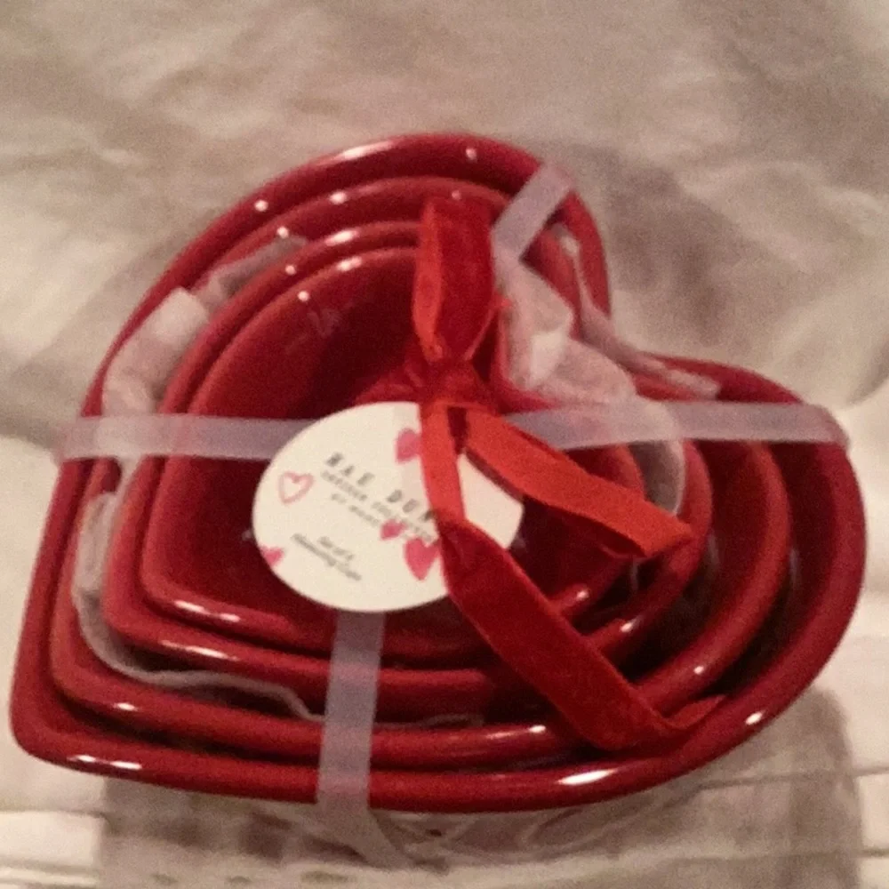 Rae Dunn XO heart shaped measuring cups